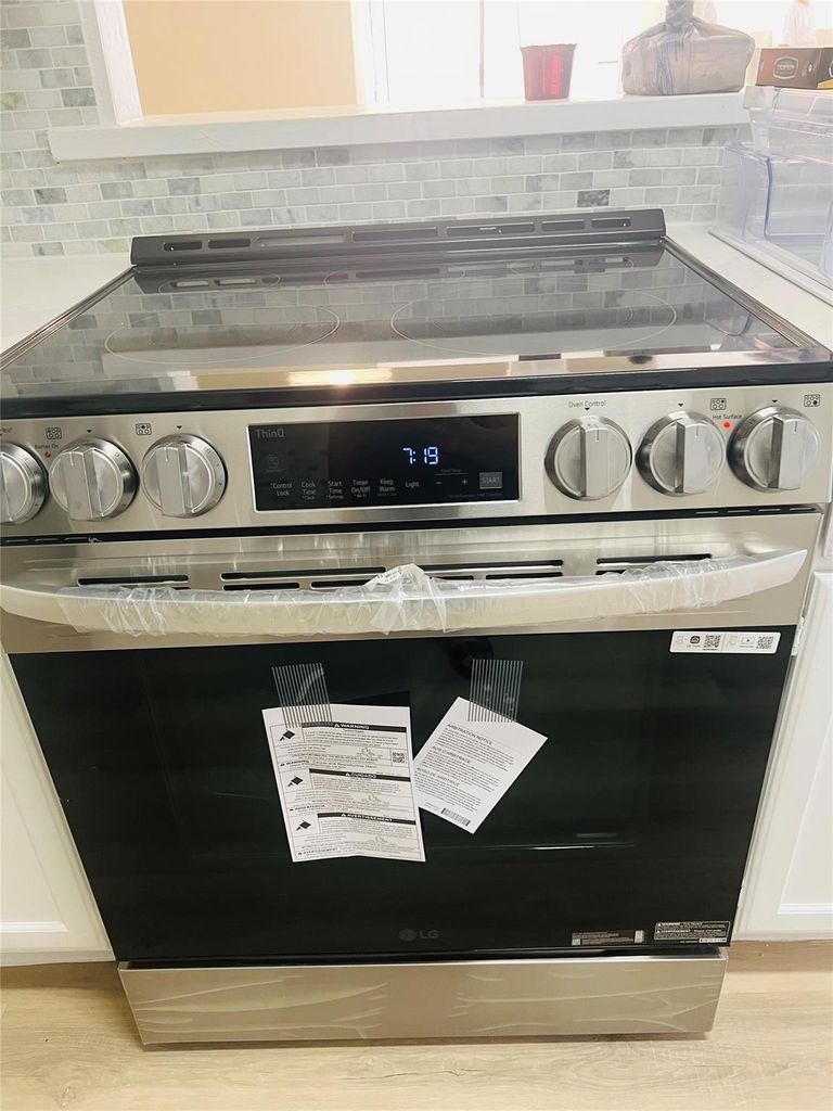 2668 Bering Drive, Unit 2668 Houston, TX 77057 - Photo 18 of 47 a close view of stove