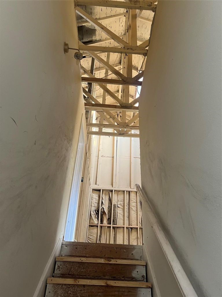 2668 Bering Drive, Unit 2668 Houston, TX 77057 - Photo 24 of 47 a view of an entryway