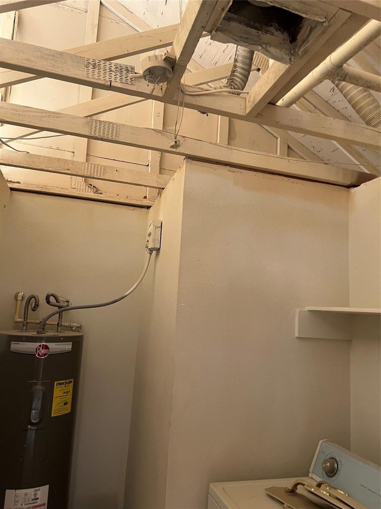 2668 Bering Drive, Unit 2668 Houston, TX 77057 - Photo 33 of 47 a bathroom with a sink and mirror