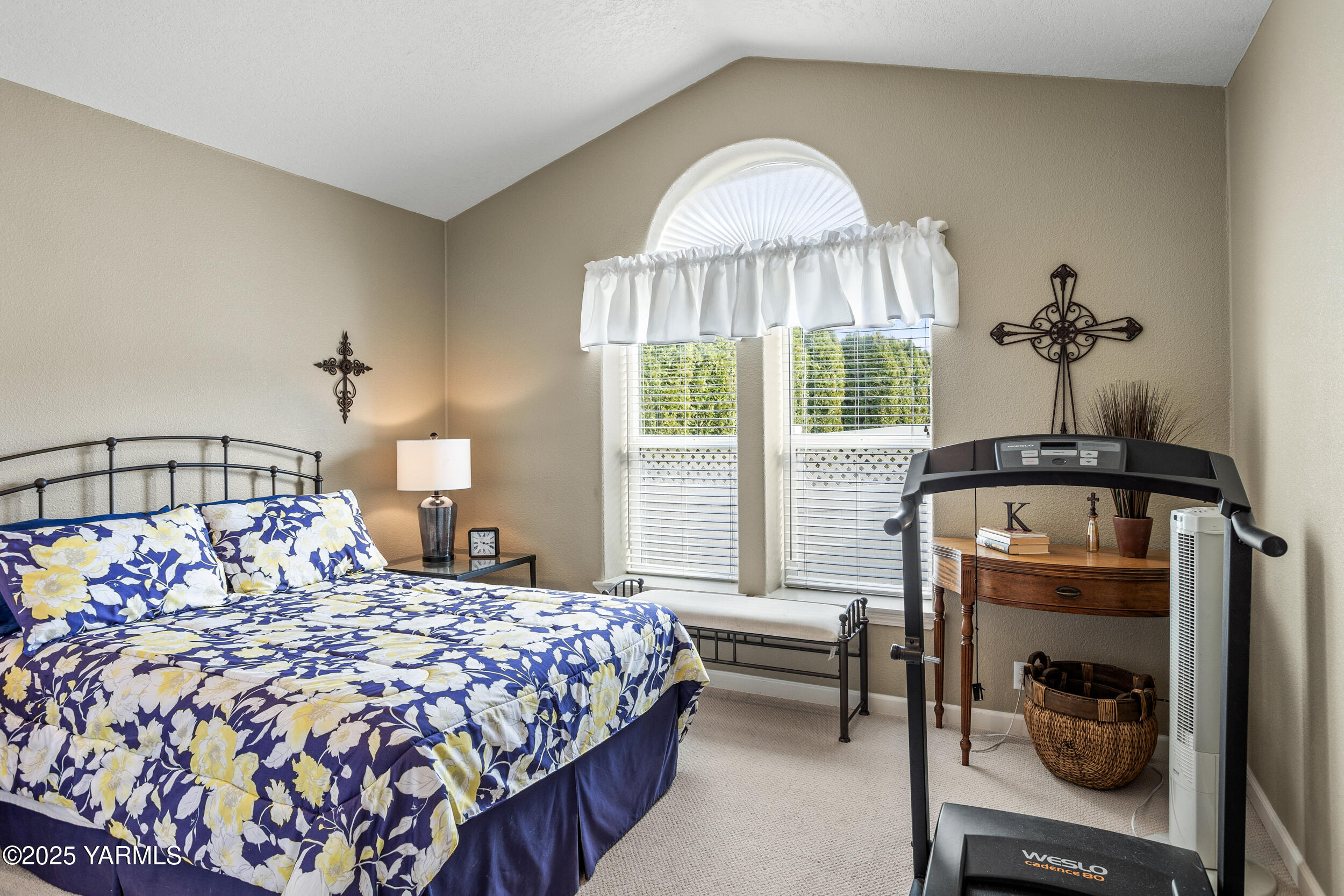 200 Bridle Way, Unit 203 Yakima, WA 98901 - Photo 19 of 36 a bedroom with a bed and a window