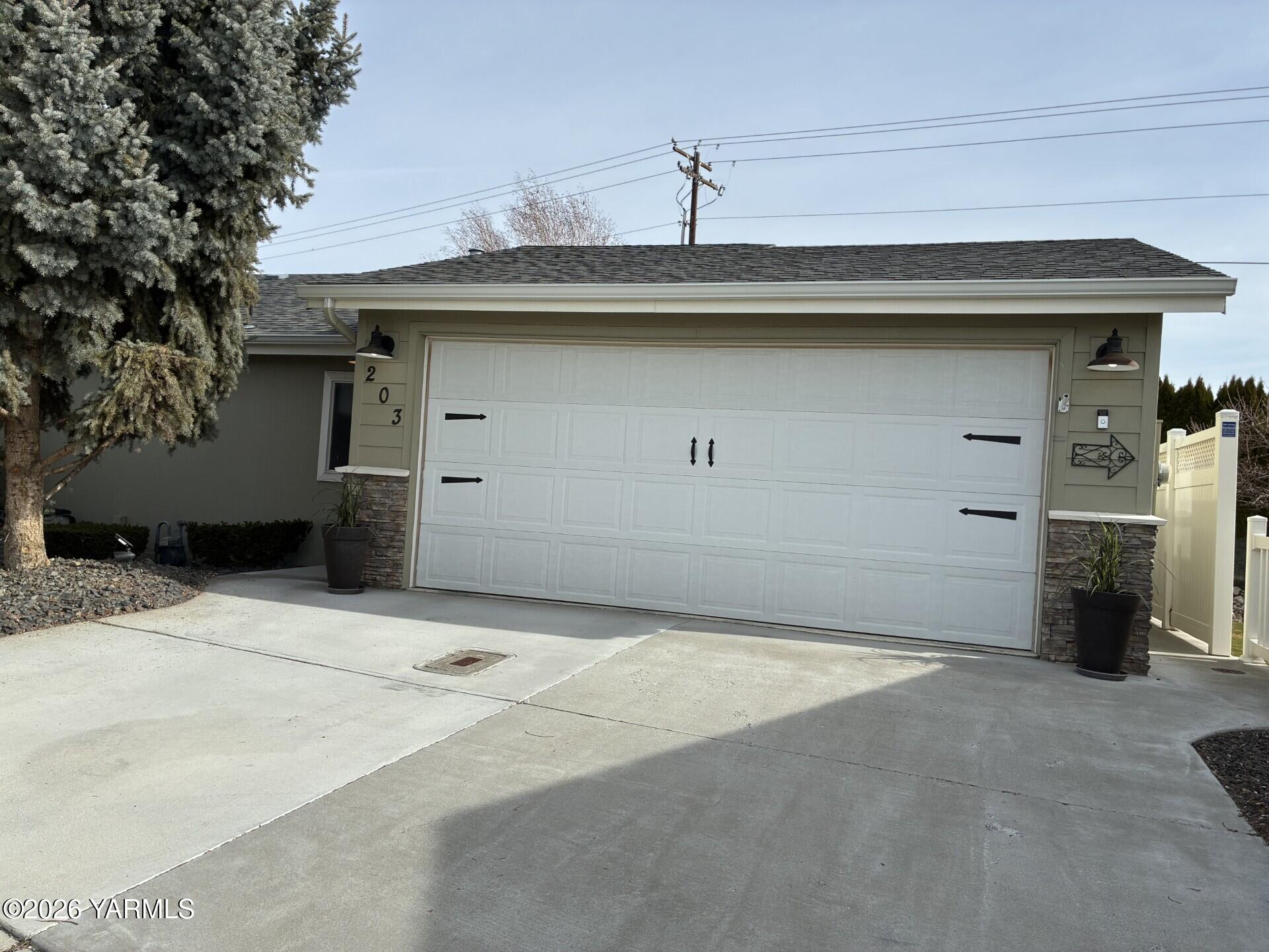 200 Bridle Way, Unit 203 Yakima, WA 98901 - Photo 2 of 36 a backyard of a house