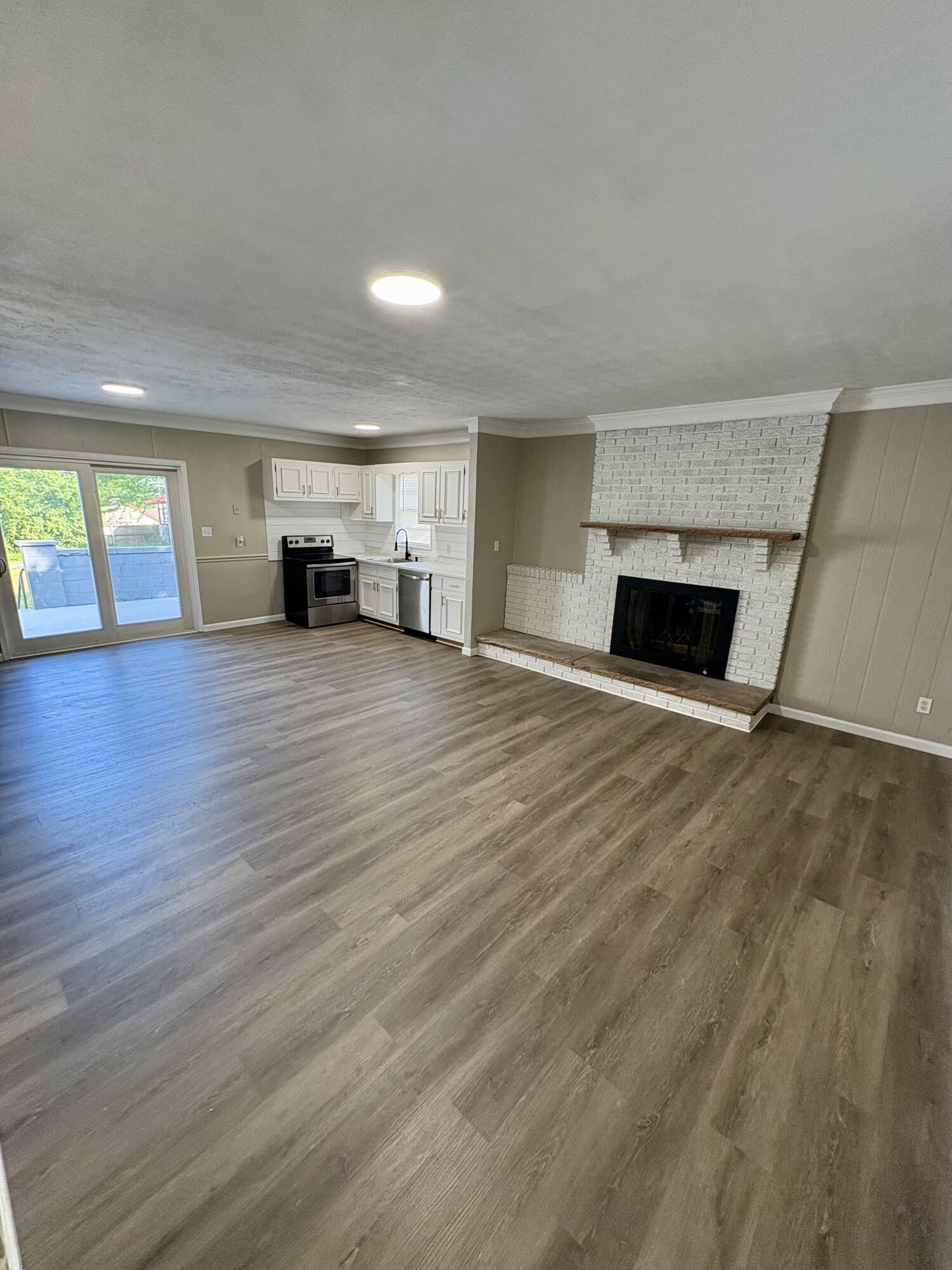 905 McAdoo Street Clinton, TN 37716 - Photo 2 of 29 IMG_1347