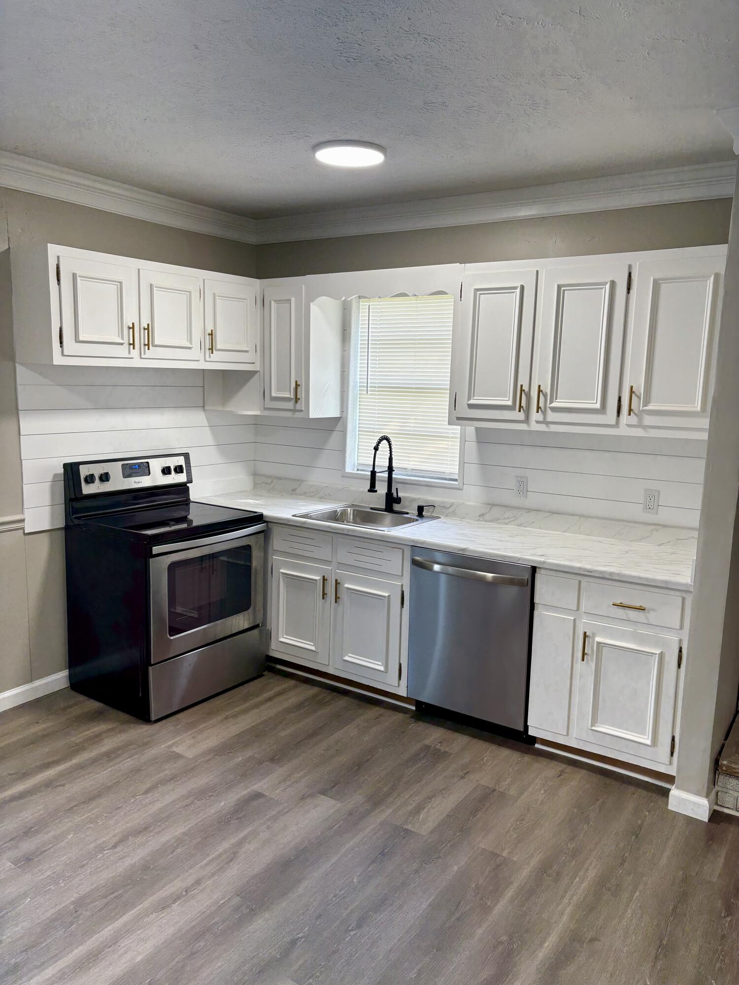 905 McAdoo Street Clinton, TN 37716 - Photo 4 of 29 IMG_1351