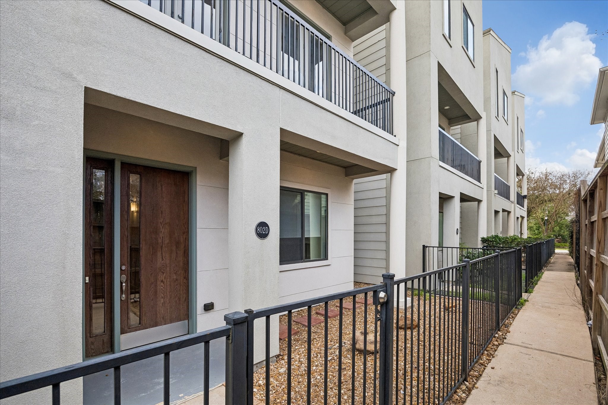 802 Waverly Street, Unit D Houston, TX 77007 - Photo 27 of 30 a view of a building from a balcony