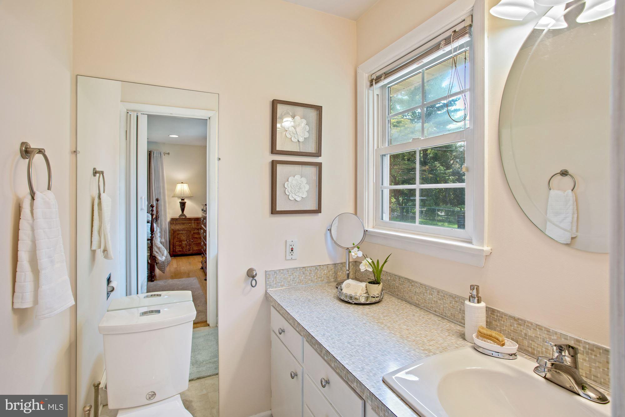 17909 Pin Oak Road Hagerstown, MD 21740 - Photo 11 of 21 Primary half bath