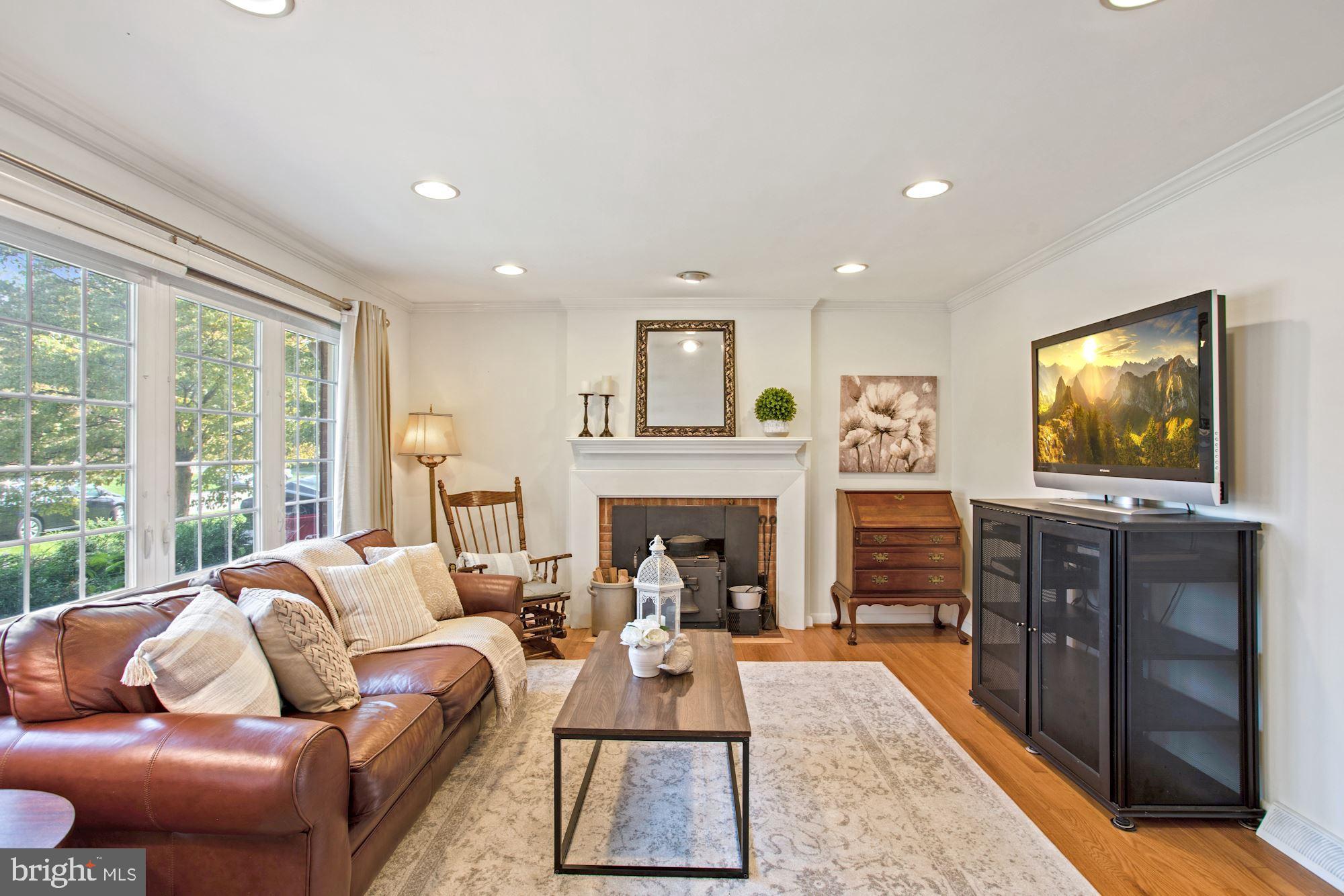 Living room, with fireplace insert