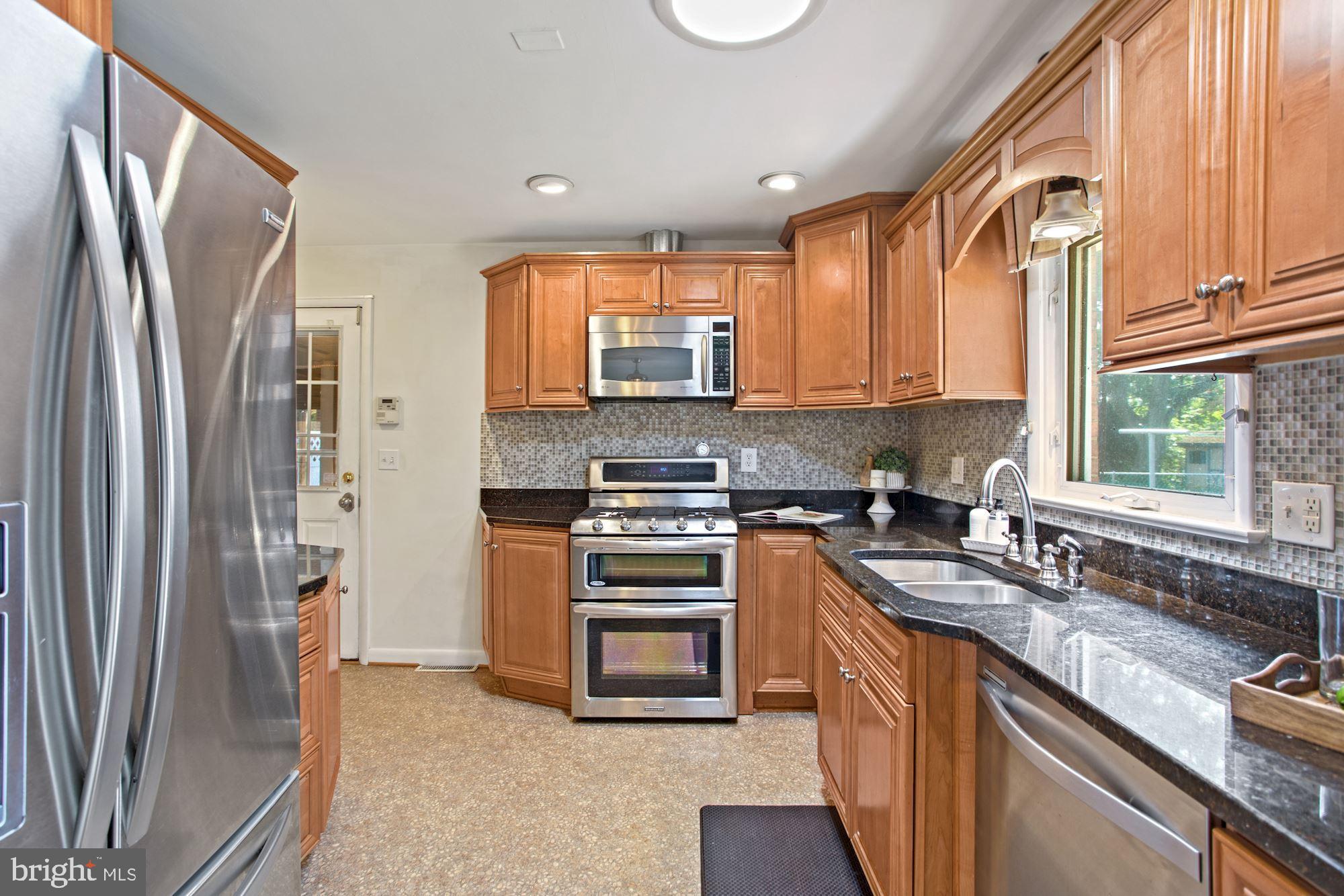 17909 Pin Oak Road Hagerstown, MD 21740 - Photo 8 of 21 S/S appliances, granite, and maple cabinets