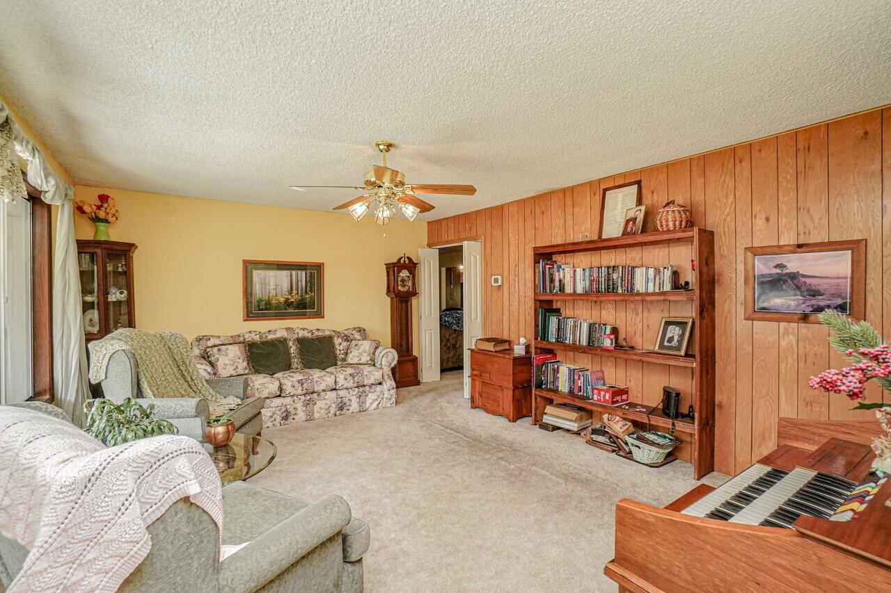 2994 South River Road Grants Pass, OR 97527 - Photo 6 of 32 Living Room