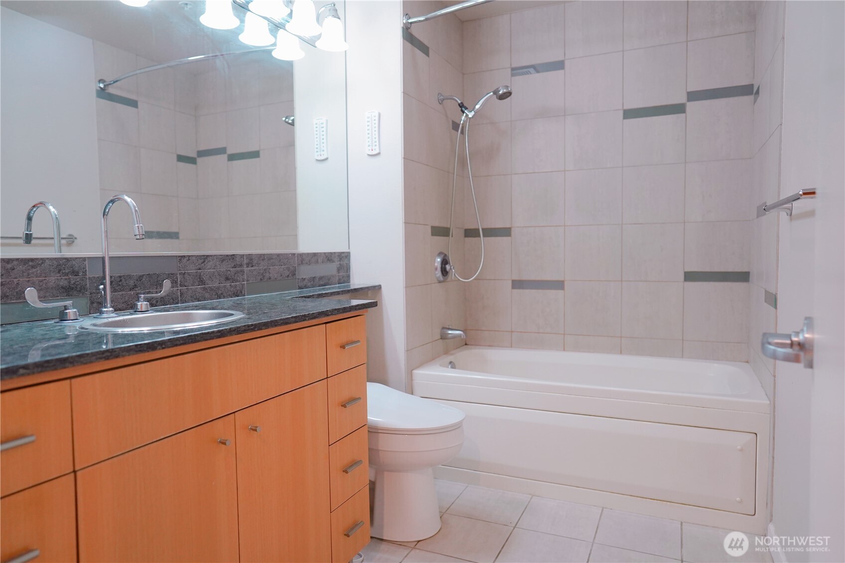 17 West Mercer Street, Unit 207 Seattle, WA 98119 - Photo 18 of 21