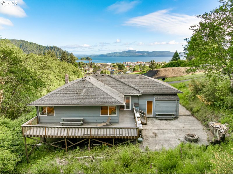 302 Holly Avenue Garibaldi, OR 97118 - Photo 4 of 38