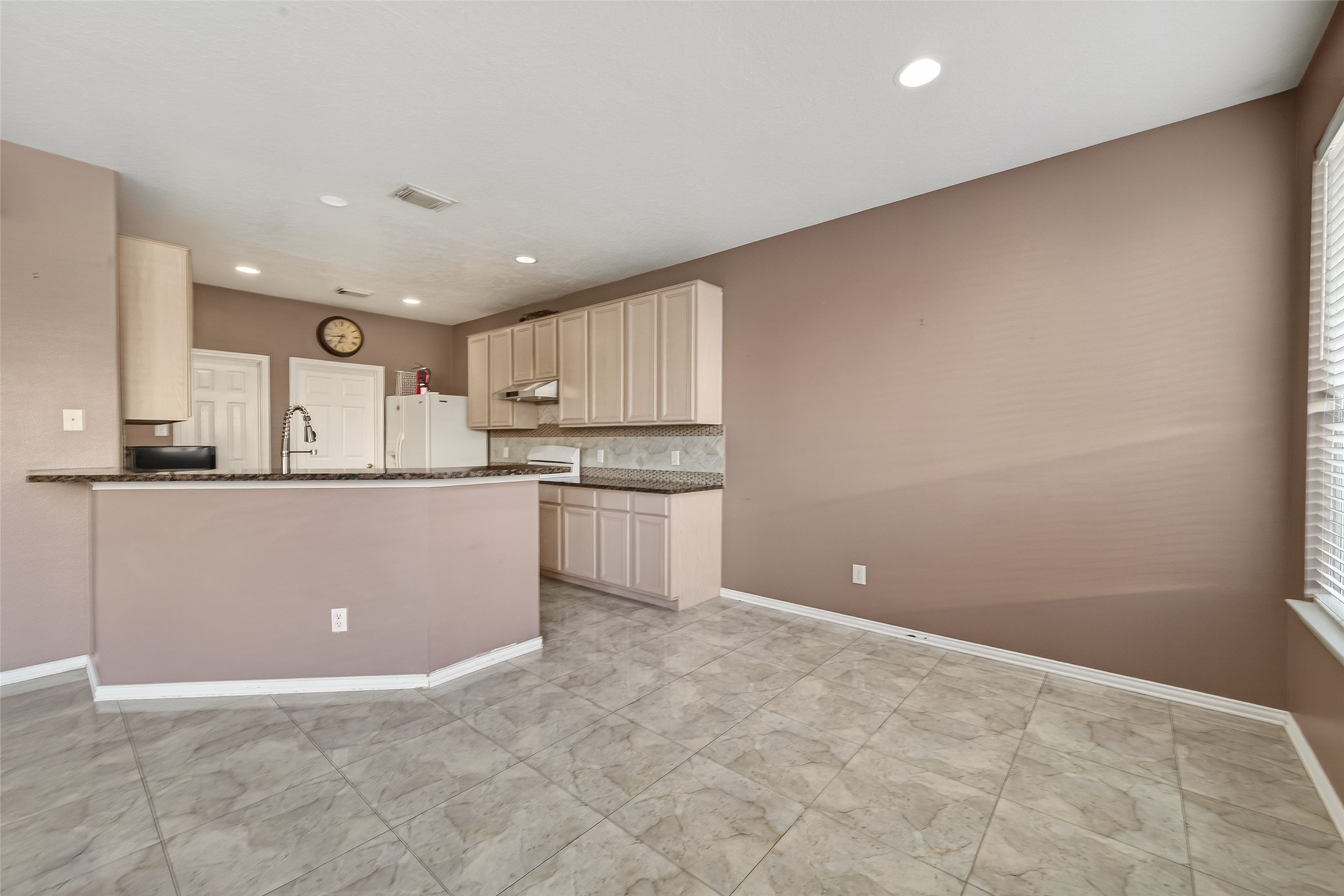 18818 Flagstone Creek Road Houston, TX 77084 - Photo 19 of 47 a view of kitchen with kitchen island a sink a stove a refrigerator and a stove