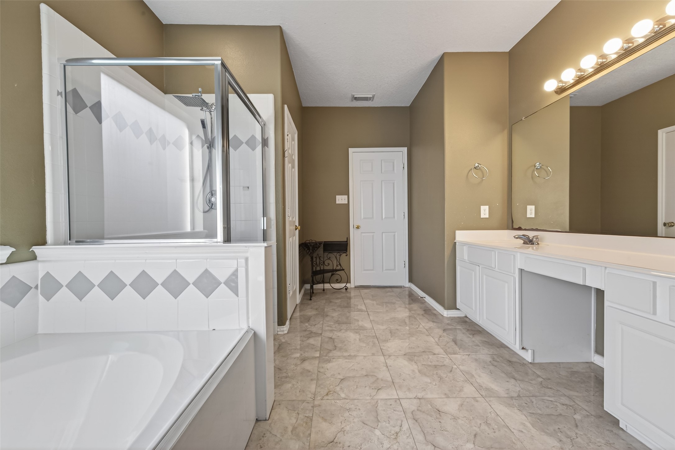 18818 Flagstone Creek Road Houston, TX 77084 - Photo 32 of 47 a bathroom with a bathtub and a sink