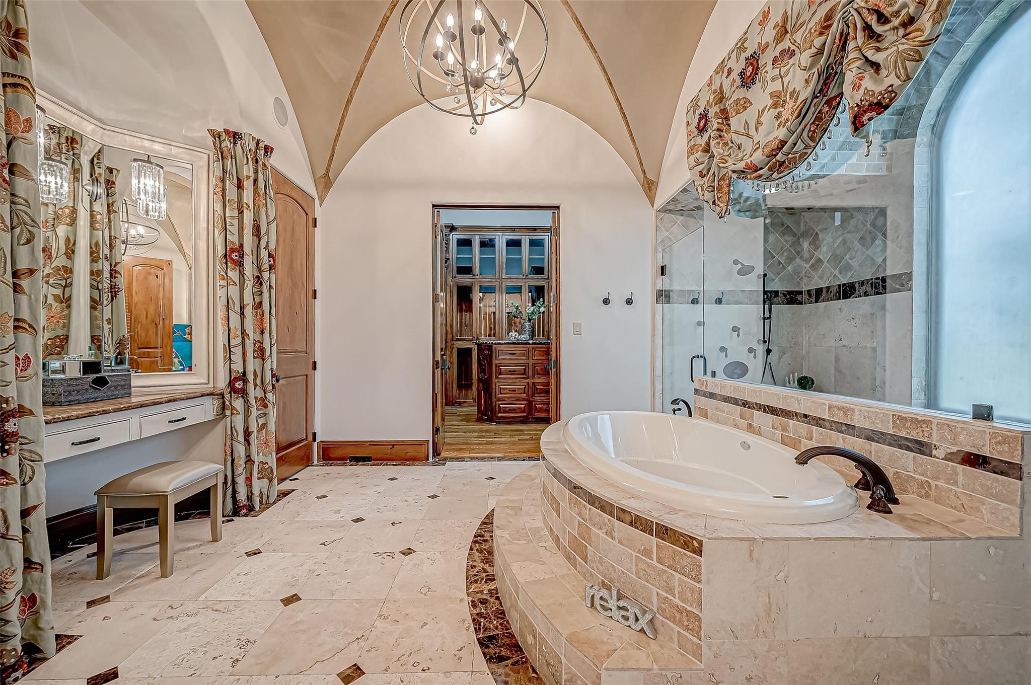 3 Congressional Circle Spring, TX 77389 - Photo 30 of 48 a spacious bathroom with a bathtub and shower