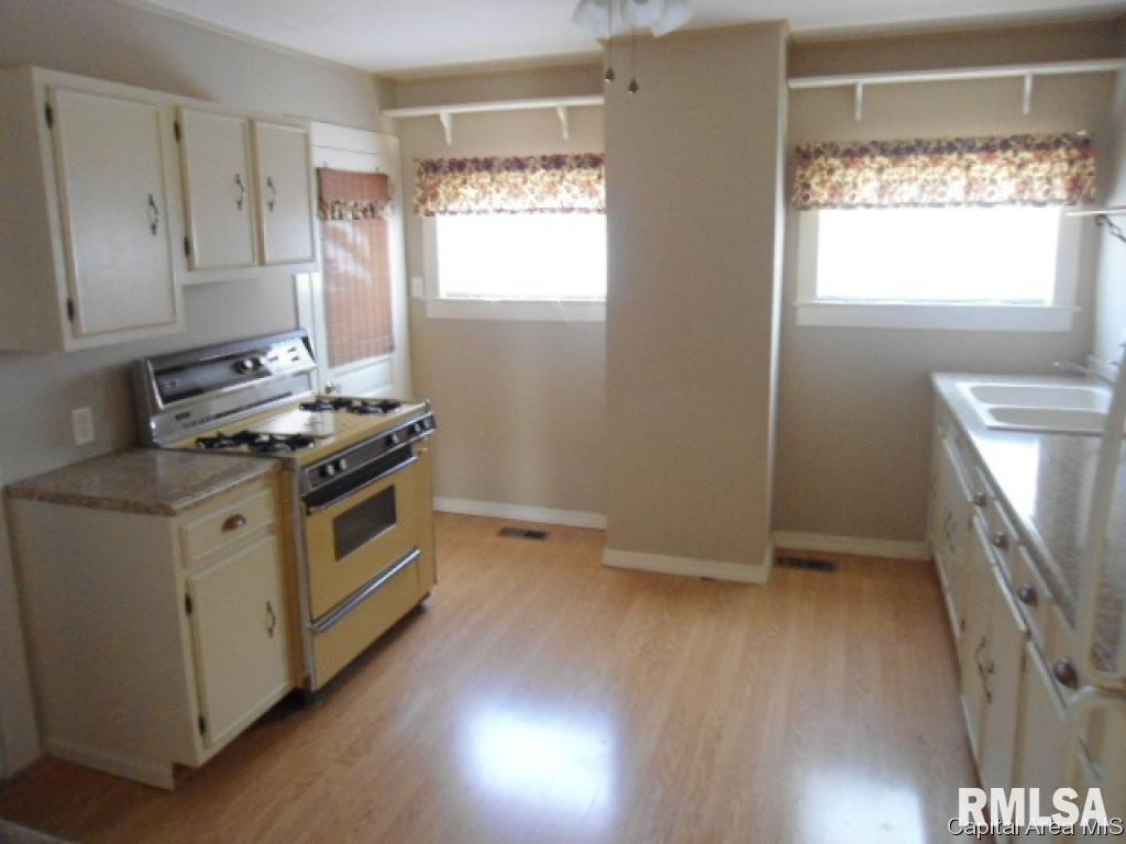 208 North Hickory Street Assumption, IL 62510 - Photo 7 of 14