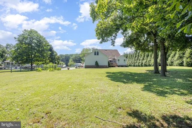 a view of a house with backyard and garden