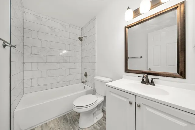 $2,200 | 430 Normandie Lane, Unit 430, Round Lake Beach, IL 60073