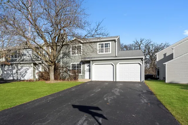 $2,200 | 430 Normandie Lane, Unit 430, Round Lake Beach, IL 60073