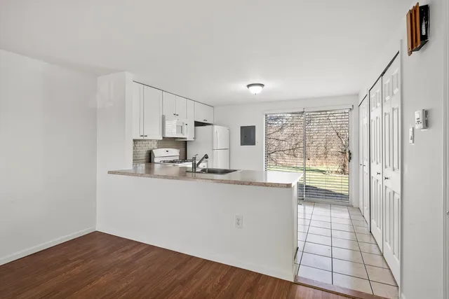 $2,200 | 430 Normandie Lane, Unit 430, Round Lake Beach, IL 60073