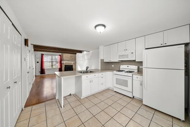 $2,200 | 430 Normandie Lane, Unit 430, Round Lake Beach, IL 60073