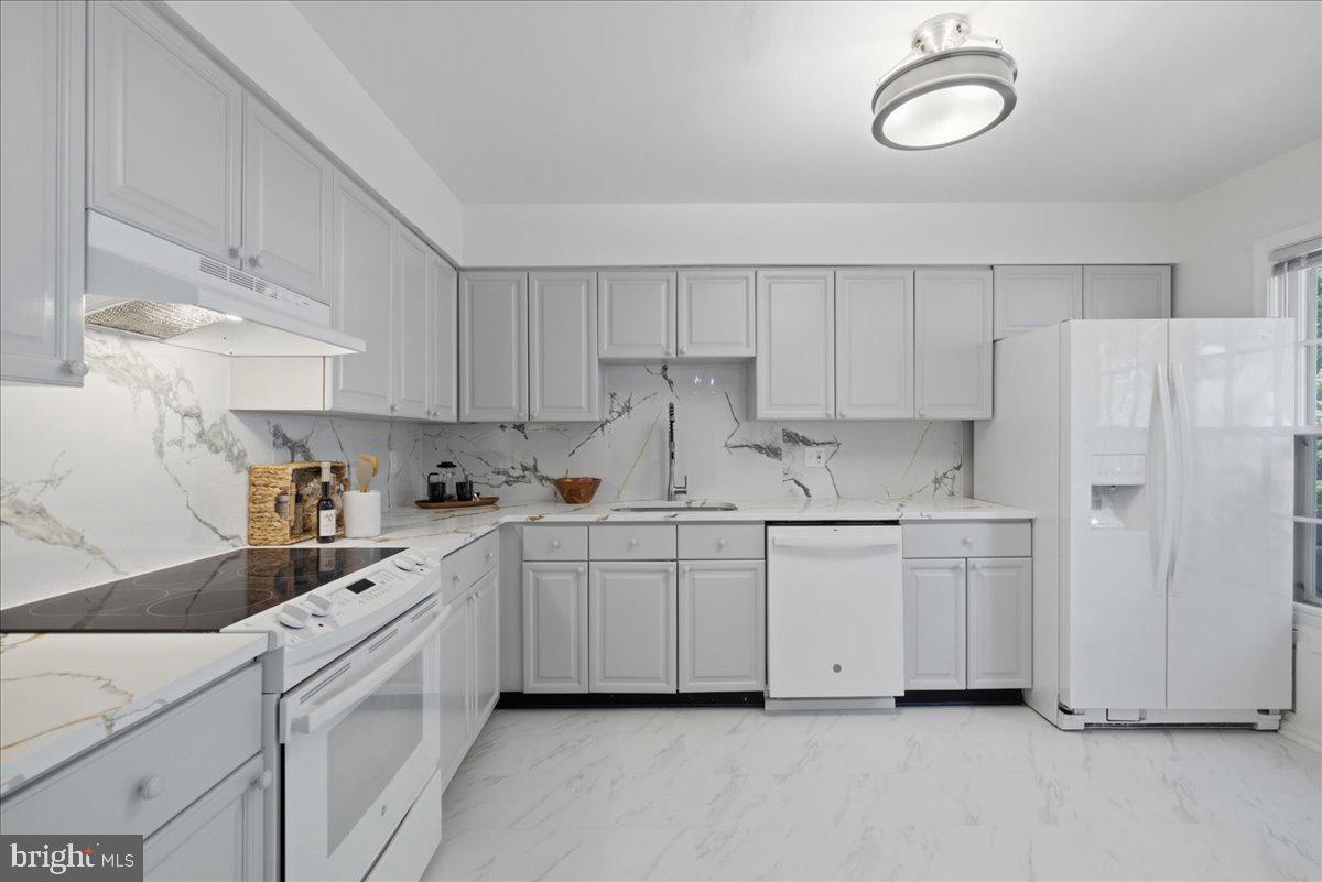 8902 Winding Hollow Way Springfield, VA 22152 - Photo 7 of 34 Updated kitchen with quartz and backsplash.