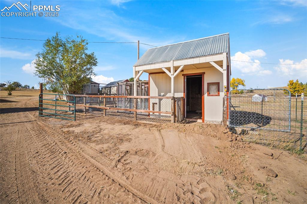 1355 Houseman Road Colorado Springs, CO 80930 - Photo 25 of 43 Chicken Coop