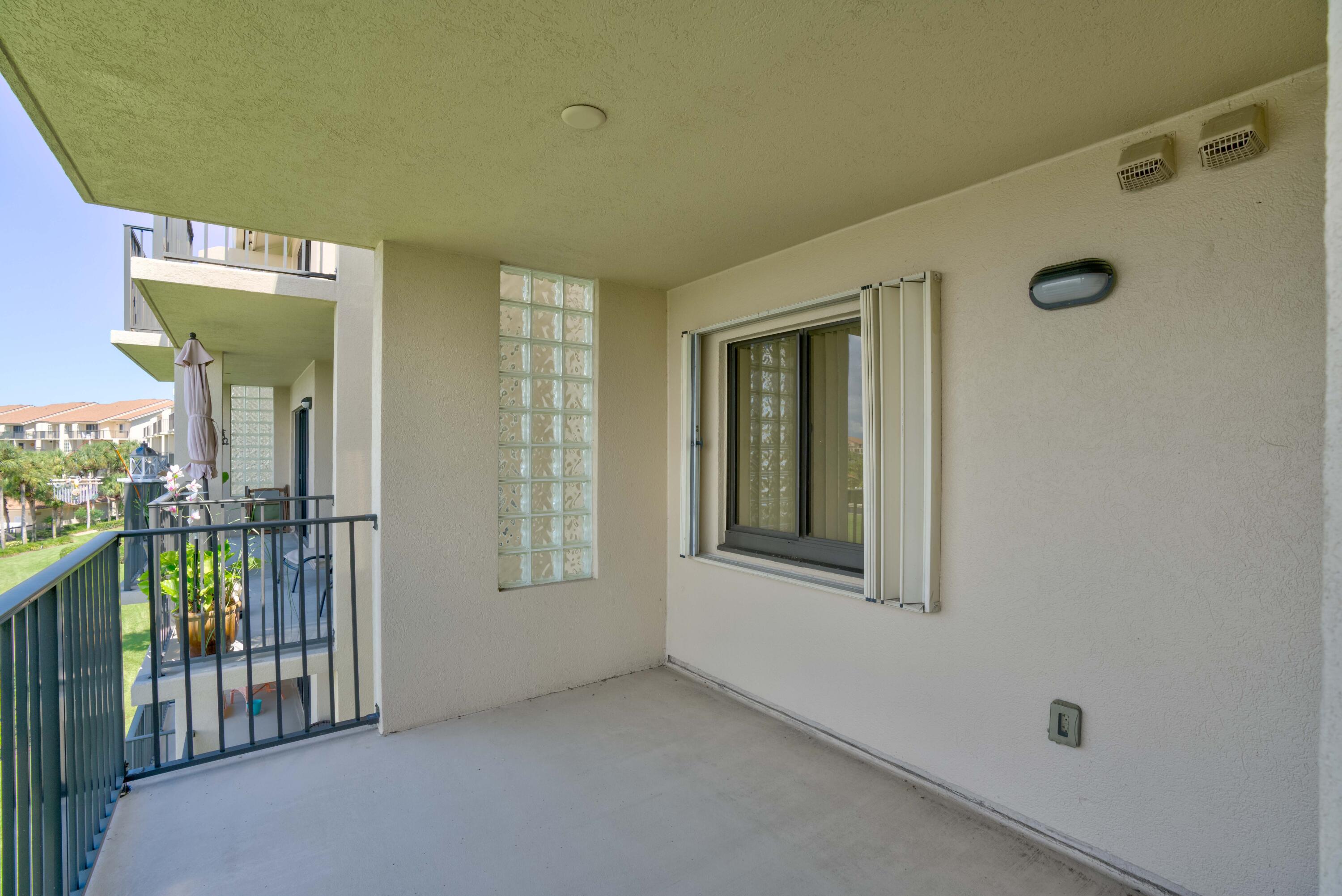 801 Seafarer Circle, Unit 404 Jupiter, FL 33477 - Photo 7 of 34 a view of an entryway