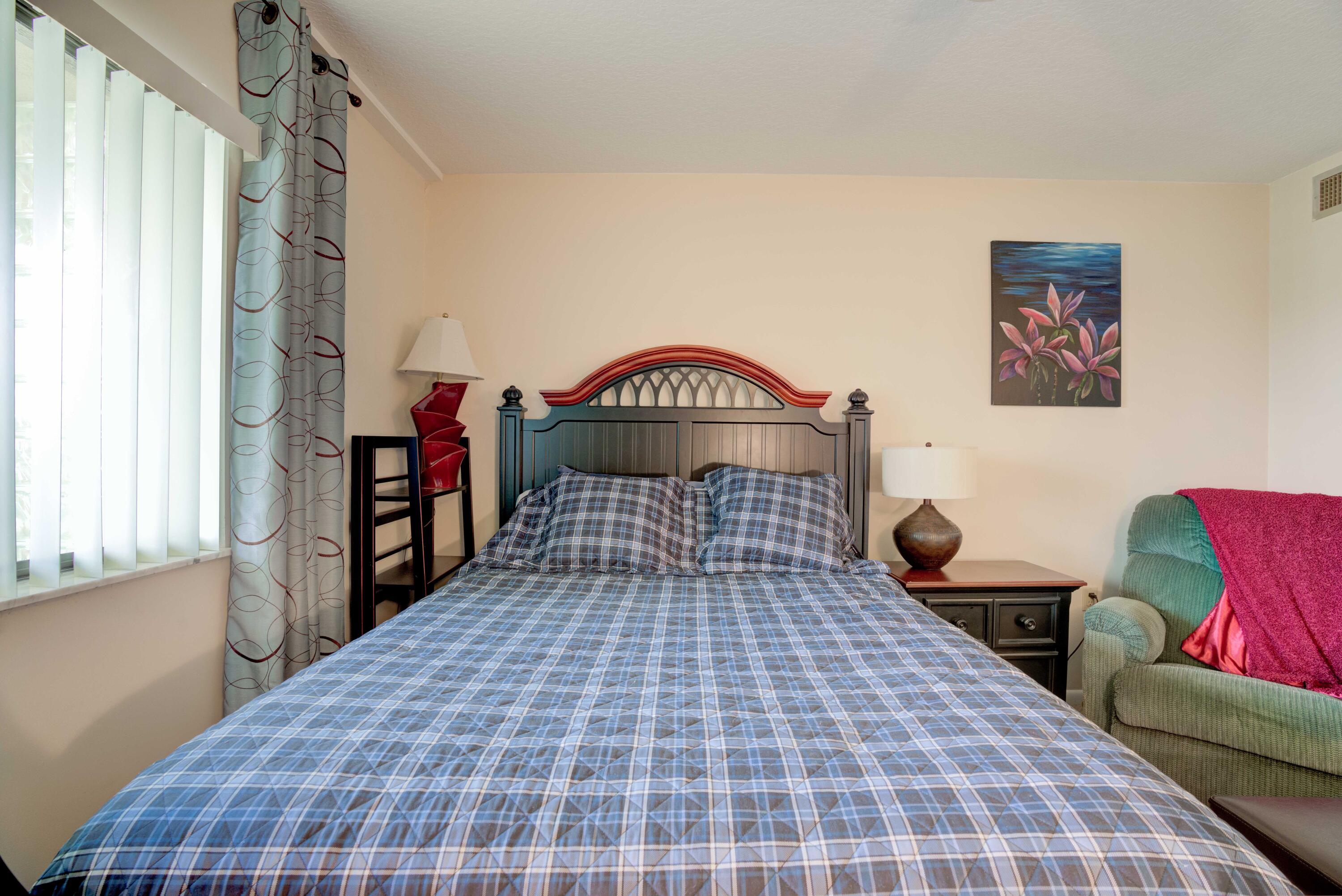 801 Seafarer Circle, Unit 404 Jupiter, FL 33477 - Photo 10 of 34 a bedroom with a bed and a window