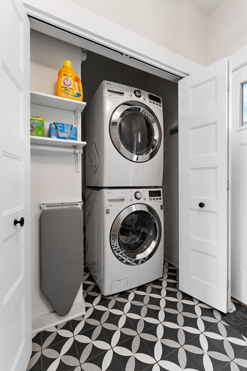 Undisclosed Address Whiting, IN 46394 - Photo 19 of 21 a room with a washing machine and a washing machine