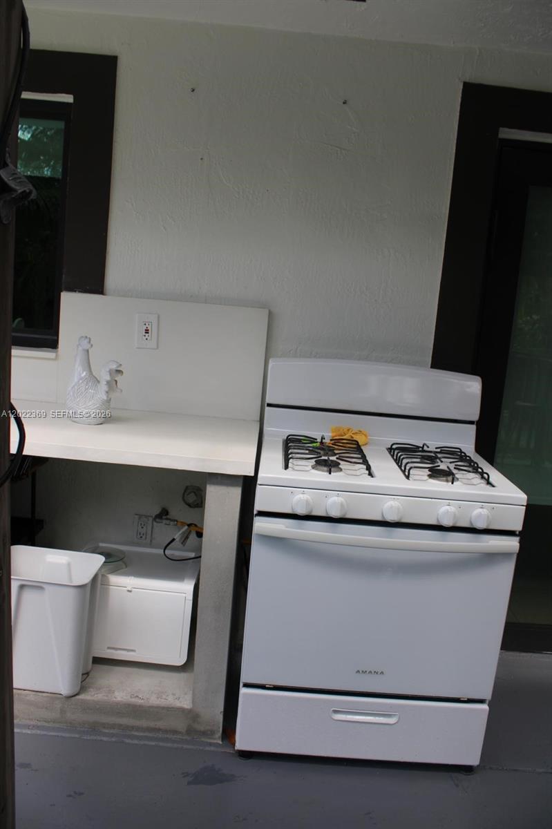 6371 Southwest 109th Court Miami, FL 33173 - Photo 39 of 45 Outdoor gas range