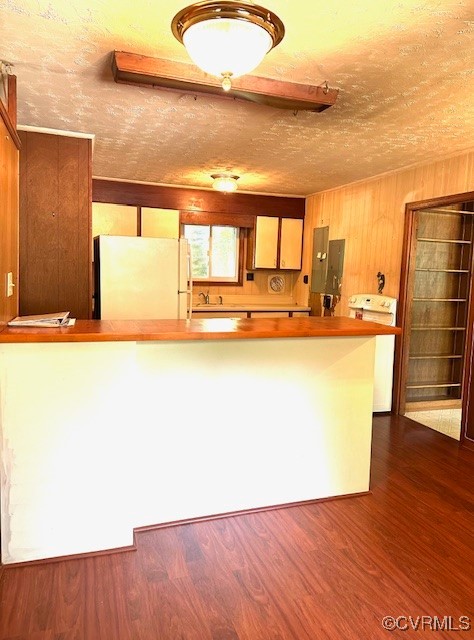 5216 Hemlock Road Quinton, VA 23141 - Photo 5 of 21 Kitchen with freestanding refrigerator, dark wood