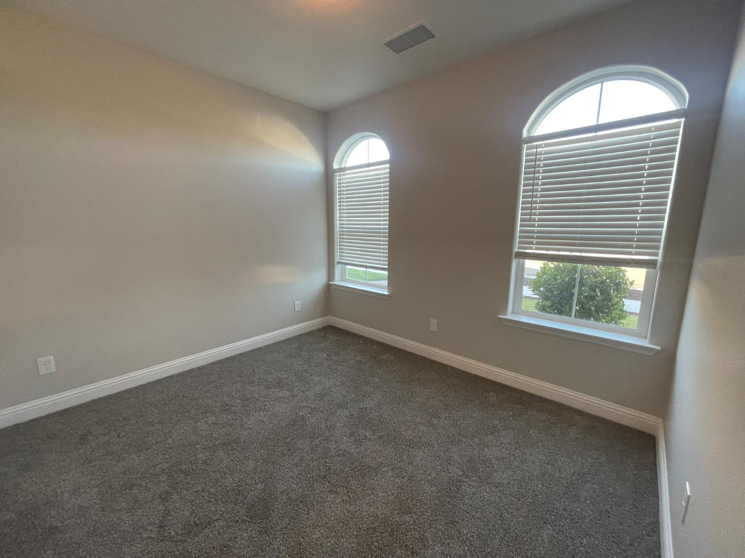 105 South Walnut Avenue Kerman, CA 93630 - Photo 15 of 22 an empty room that has a window