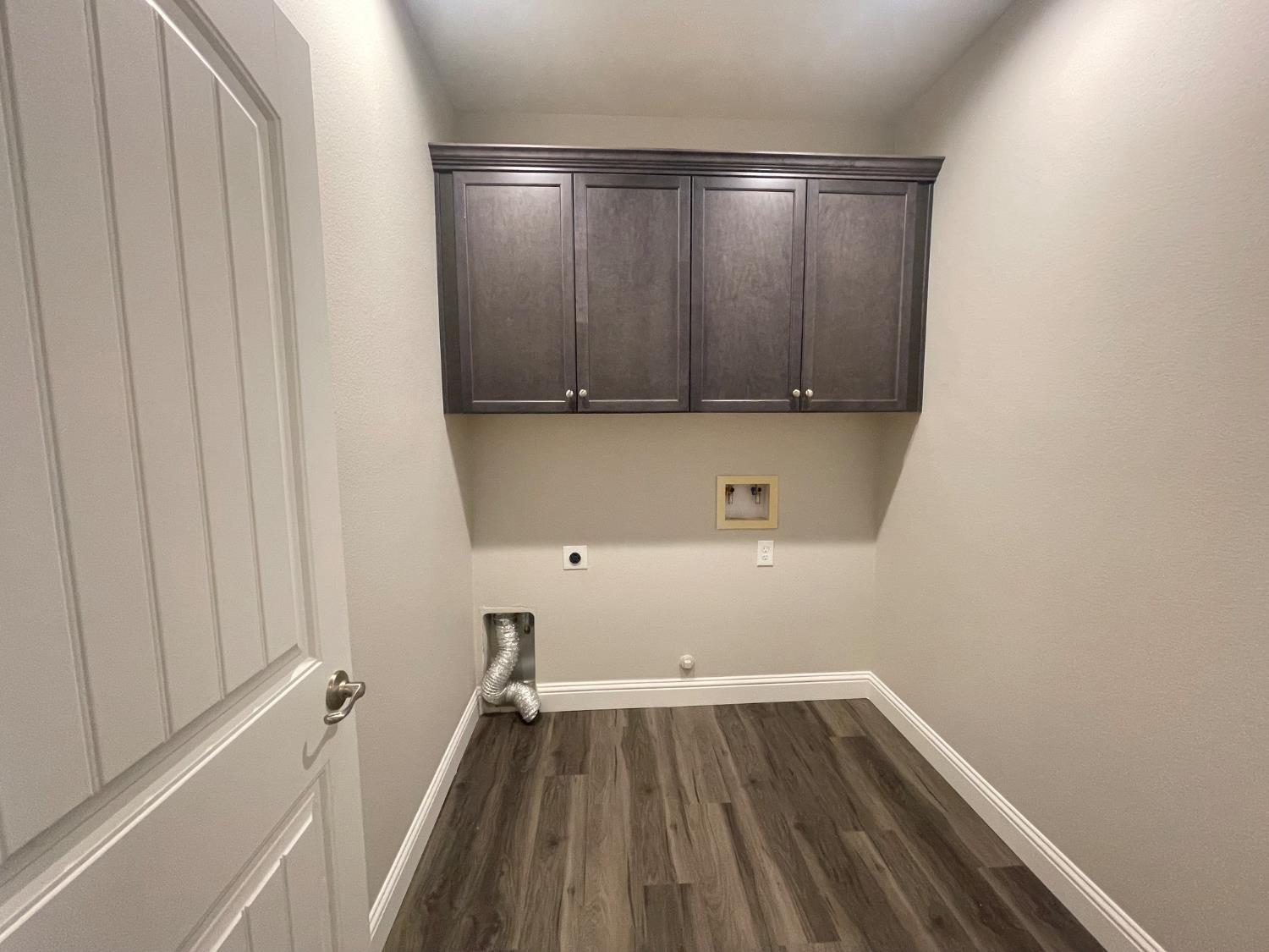 105 South Walnut Avenue Kerman, CA 93630 - Photo 18 of 22 a view of a room with wooden floor and a window