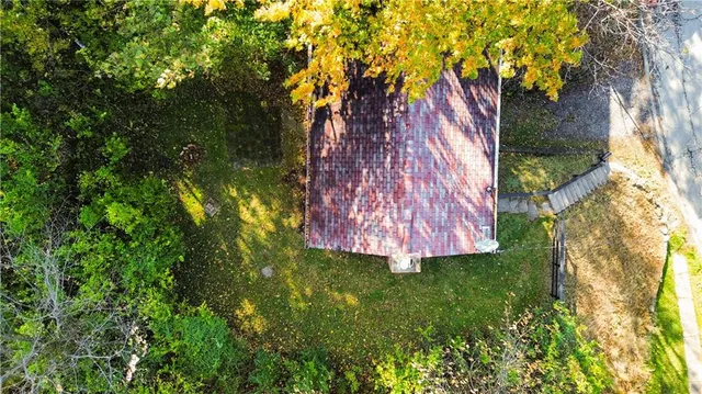 a view of a yard in a yard