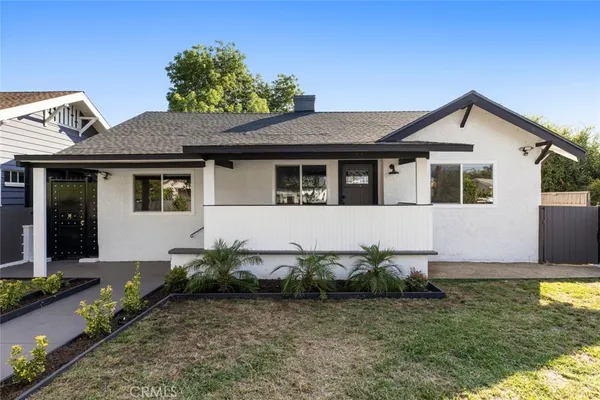 a view of a house with a yard