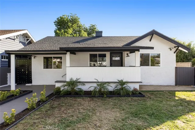 a view of a house with a yard
