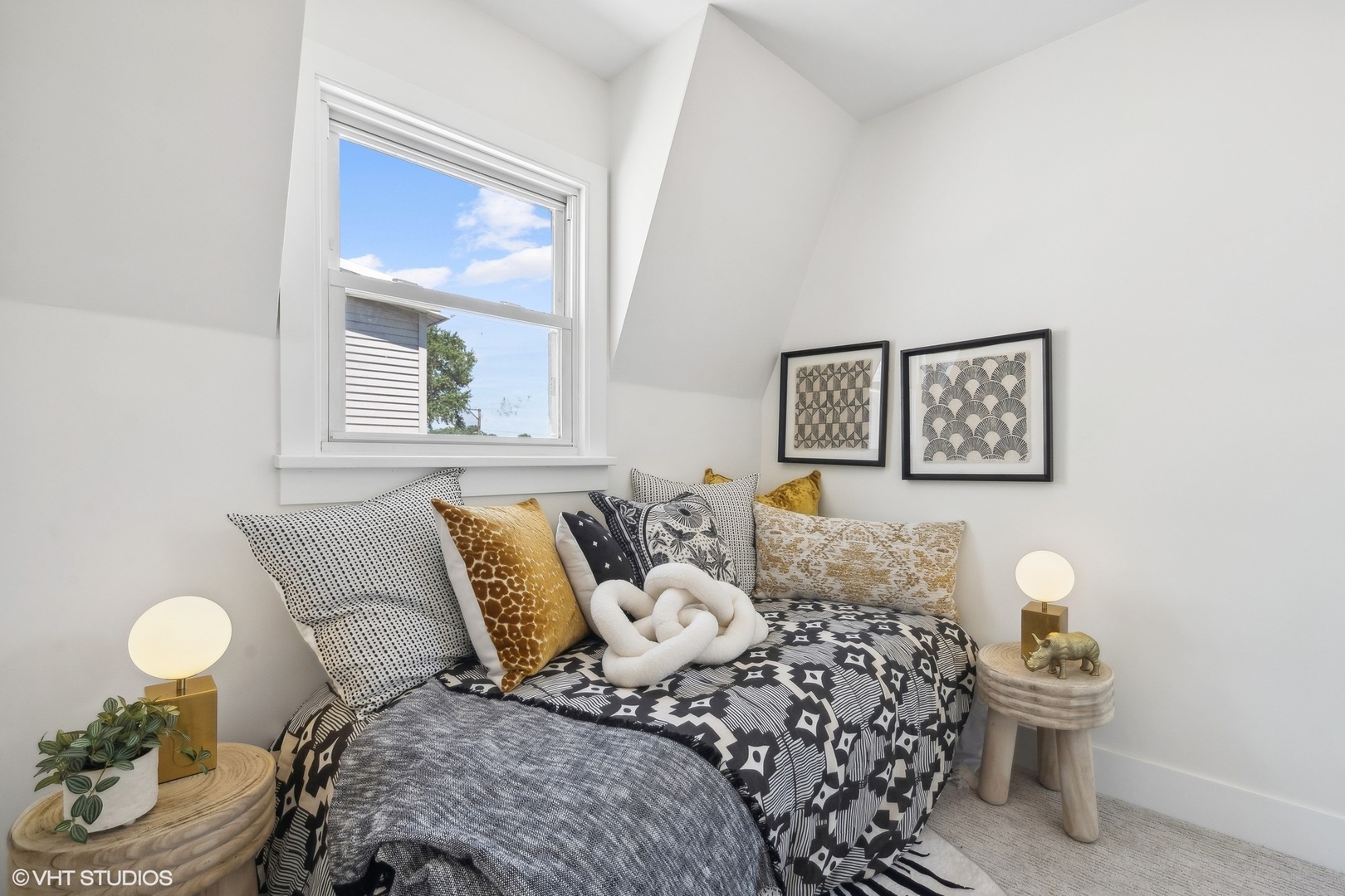 5435 North Lieb Avenue Chicago, IL 60630 - Photo 24 of 29 a bed room with a bed and a lamp