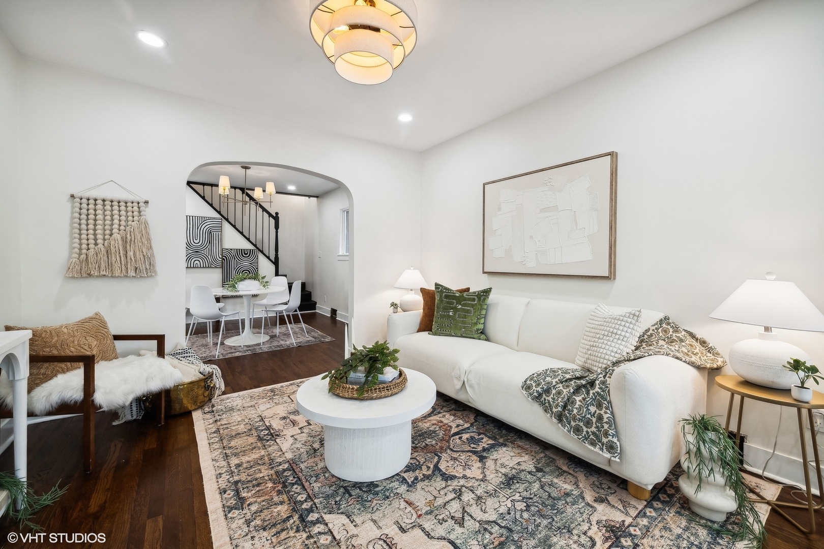 5435 North Lieb Avenue Chicago, IL 60630 - Photo 3 of 29 a living room with furniture