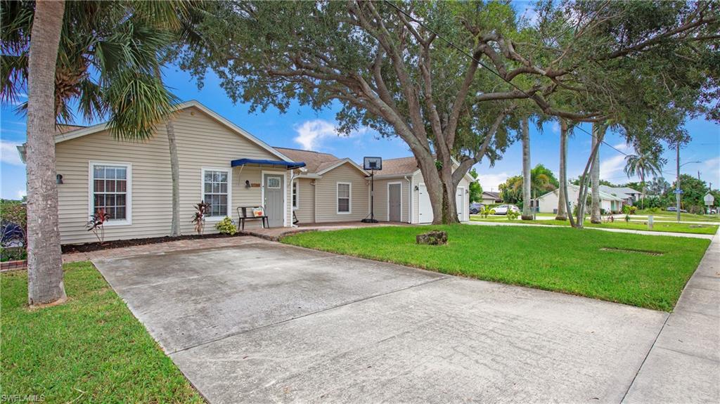 17269 Lee Road Fort Myers, FL 33967 - Photo 2 of 26 Ranch-style house with a front yard