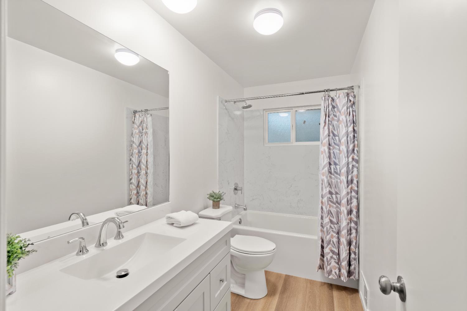 450 Clipper Creek Road Auburn, CA 95603 - Photo 17 of 37 Hallway Bathroom