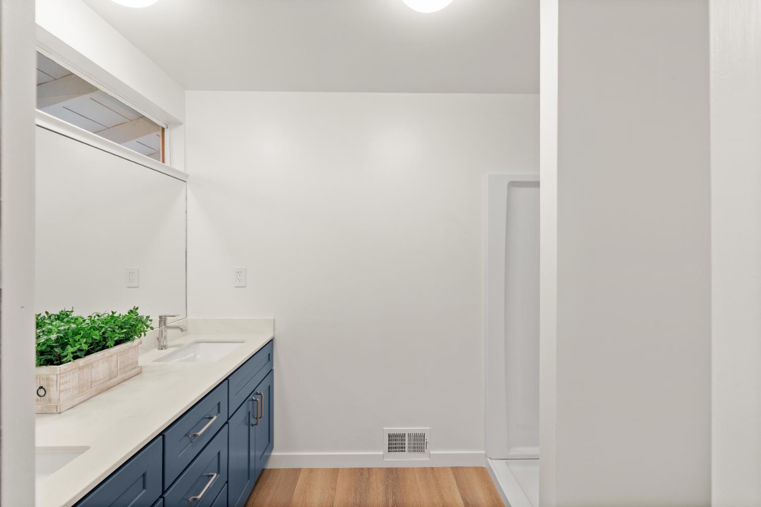 450 Clipper Creek Road Auburn, CA 95603 - Photo 27 of 37 Primary Bathroom