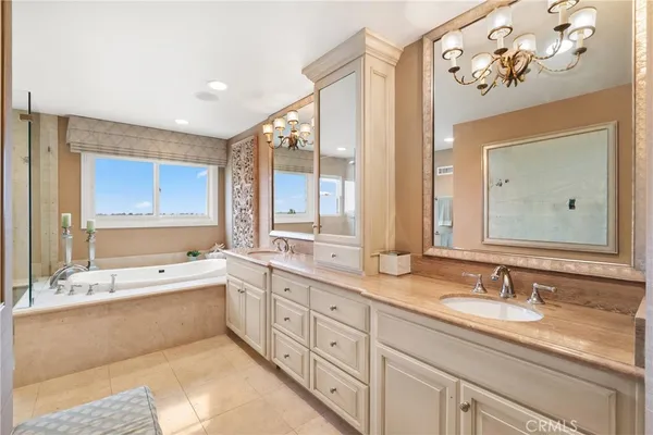 $4,380,000 | 9 Rue Cannes, Newport Beach, CA 92660