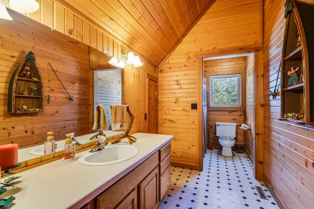 $820,000 | W7443 County Road T, Holland, WI 54636