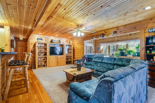 $820,000 | W7443 County Road T, Holland, WI 54636