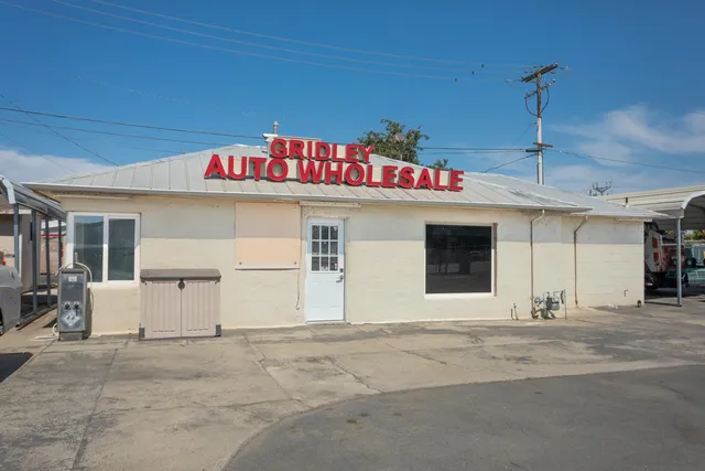 a livingroom with workspace and a couch