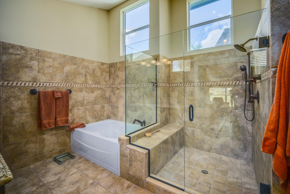 10 Wycliff Road Palm Beach Gardens, FL 33418 - Photo 13 of 41 15_master-bathroom_10 Wycliff Road_PGA N