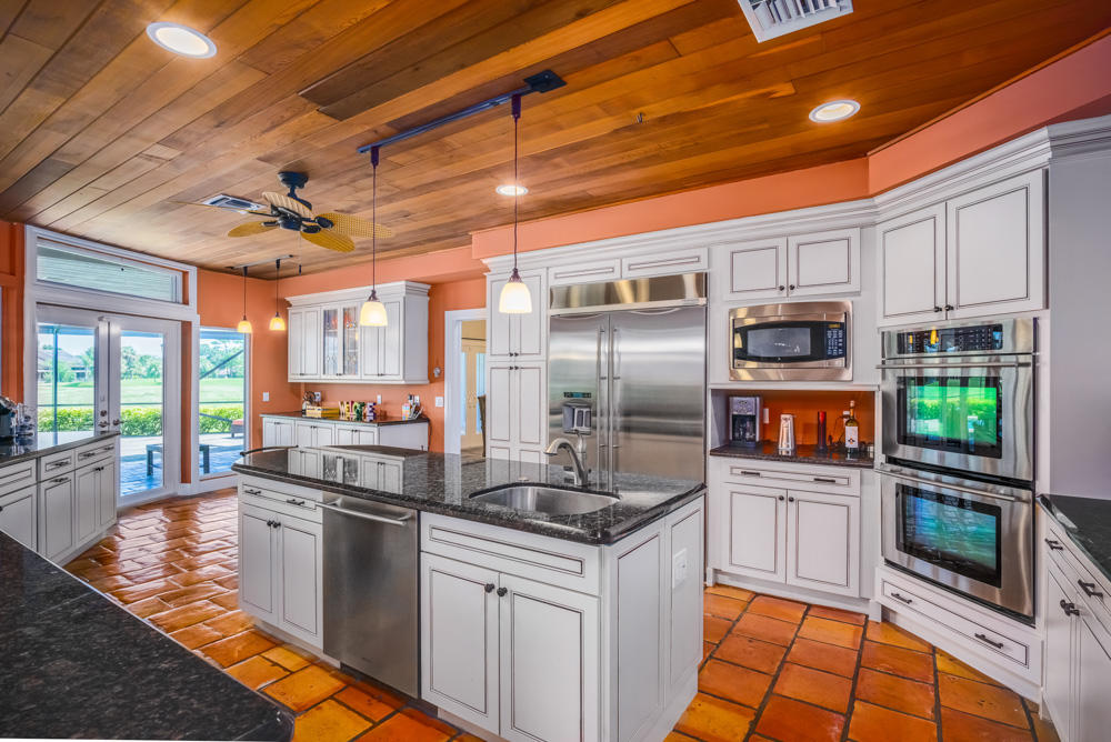 10 Wycliff Road Palm Beach Gardens, FL 33418 - Photo 8 of 41 09_kitchen2_10 Wycliff Road_PGA National