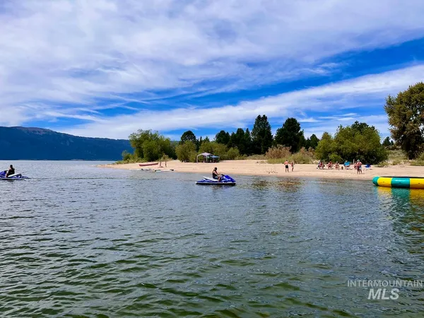 $319,000 | 41 Vista Point Loop, Cascade, ID 83611