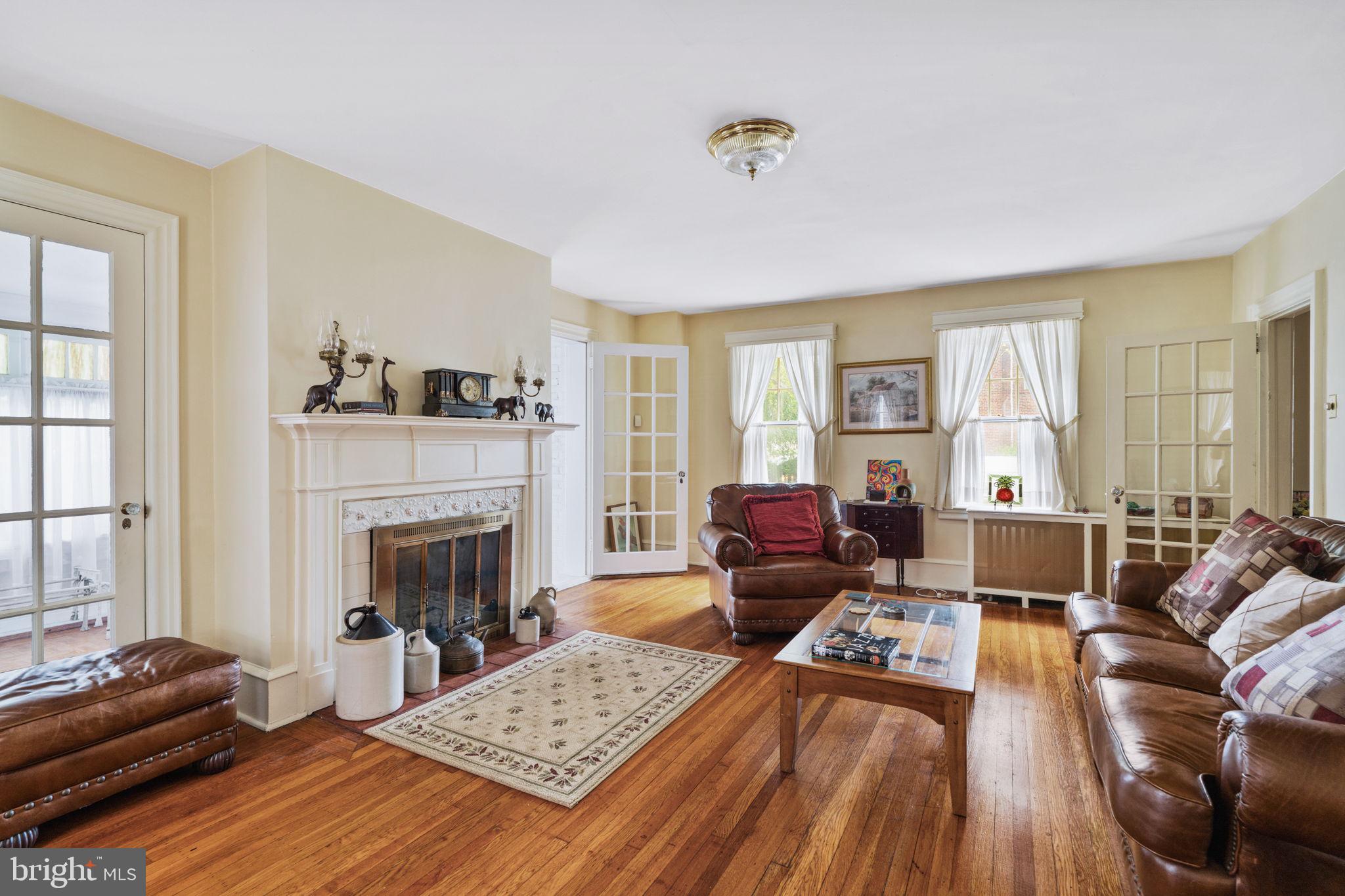 1001 Harrison Street Philadelphia, PA 19124 - Photo 16 of 42 Living room