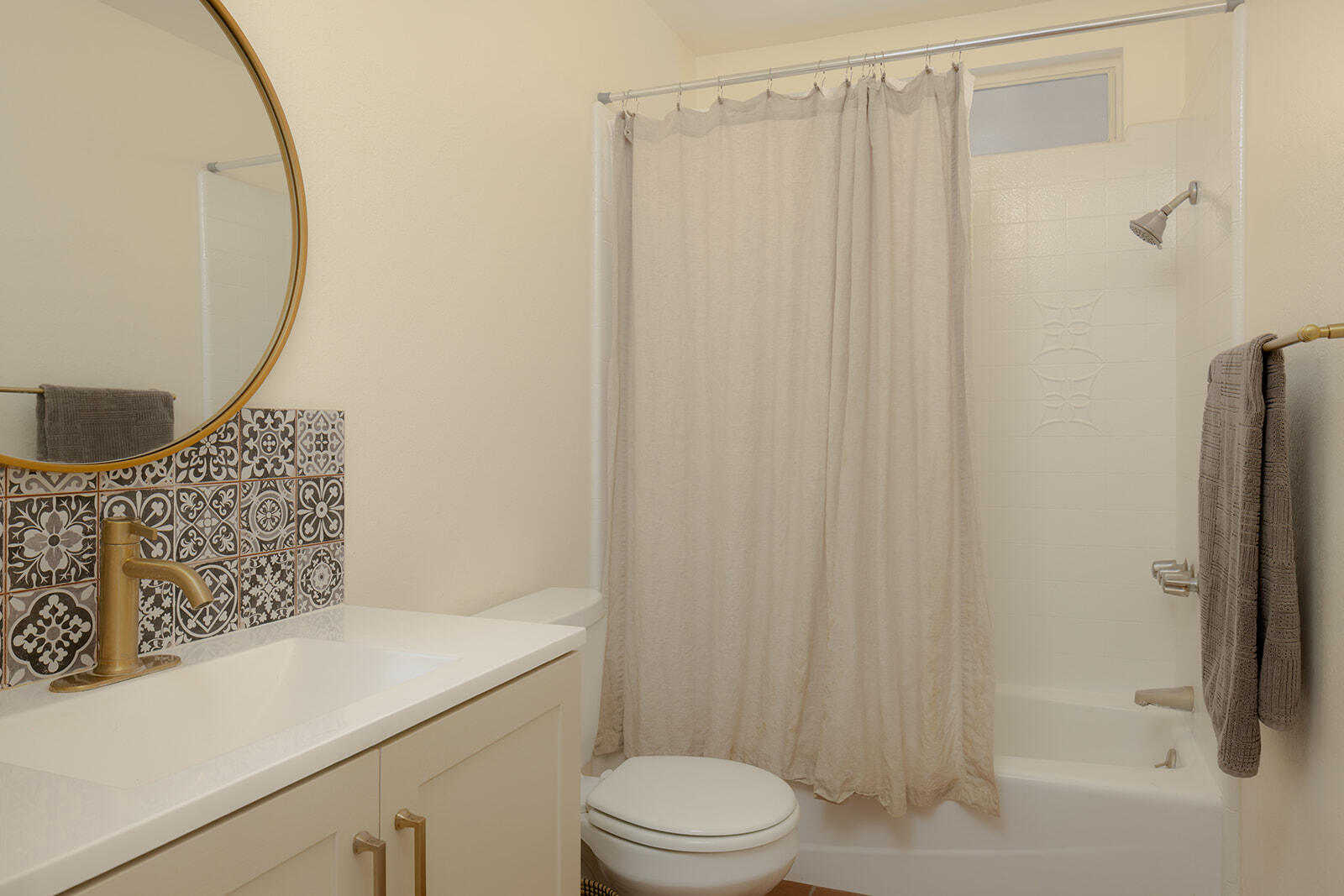 7995 Grand Avenue Yucca Valley, CA 92284 - Photo 15 of 26 a bathroom with a sink toilet and shower
