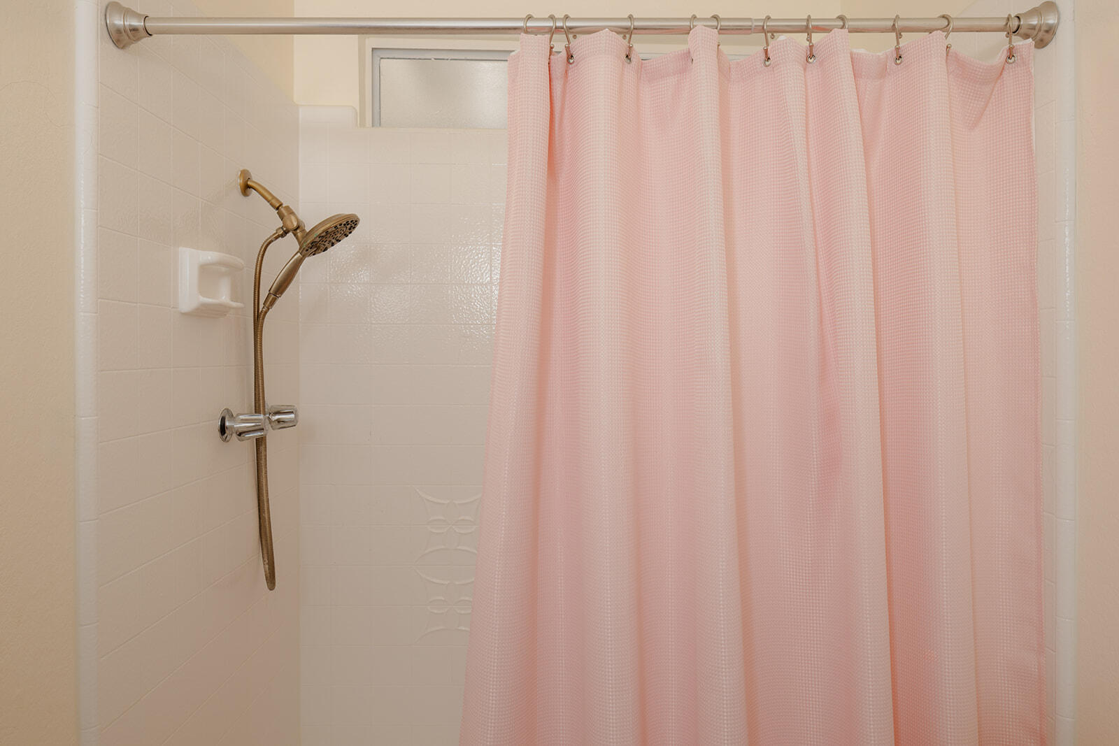 7995 Grand Avenue Yucca Valley, CA 92284 - Photo 22 of 26 a bathroom with a shower curtain